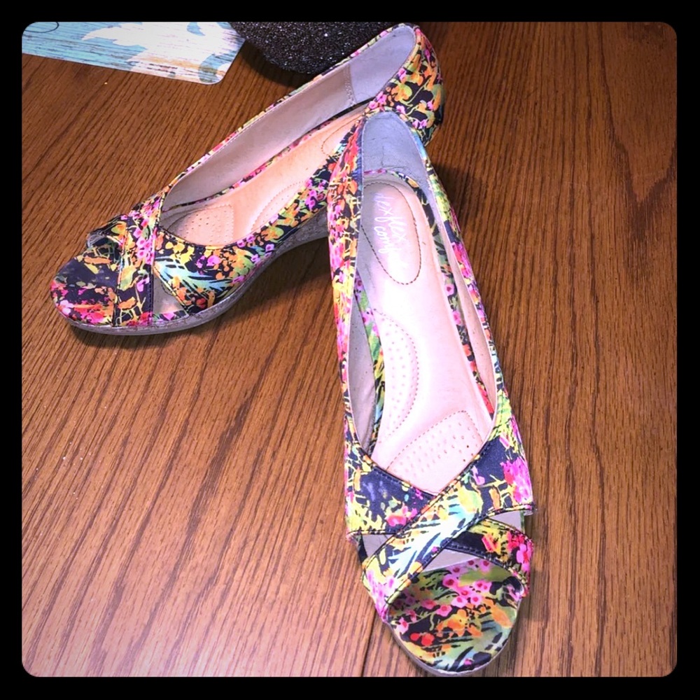 Floral wedge pumps